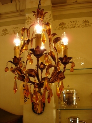 Oud kroonluchtertje met amber kleurige pegels
